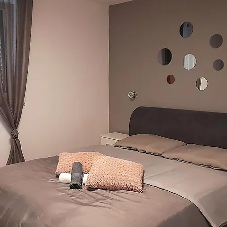 2 Bedroom Awesome In Holiday home *